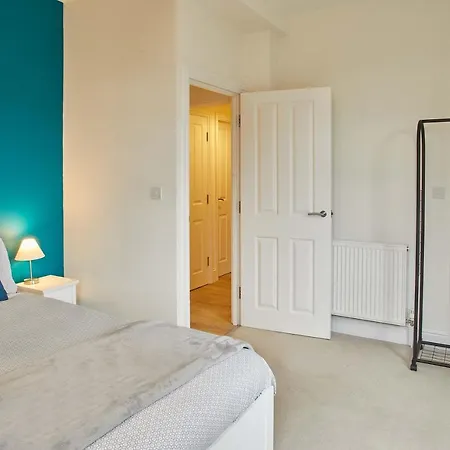 Apartment 4 Blue Bridge Court *