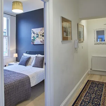 Apartment 4 Blue Bridge Court *