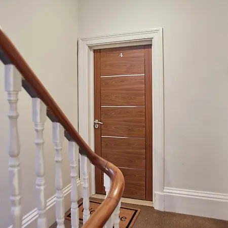 Apartment 4 Blue Bridge Court *