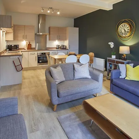 Apartment 4 Blue Bridge Court