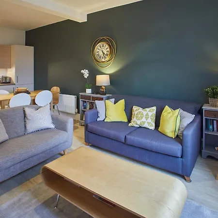 4 Blue Bridge Court *